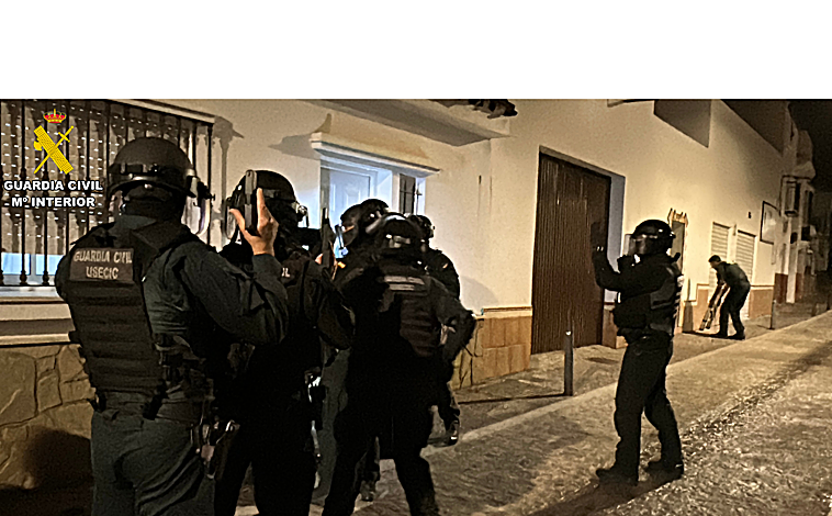 Imagen principal - Vigilado, detenido y en prisión: así cayó el vendedor de droga que actuaba en el centro de Paterna