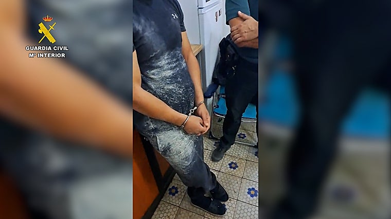 Uno de los detenidos en el operativo