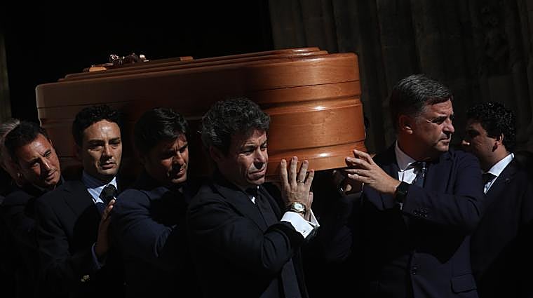 Los toreros fueron los encargados de llevar el féretro de Rafael de Paula a la salida