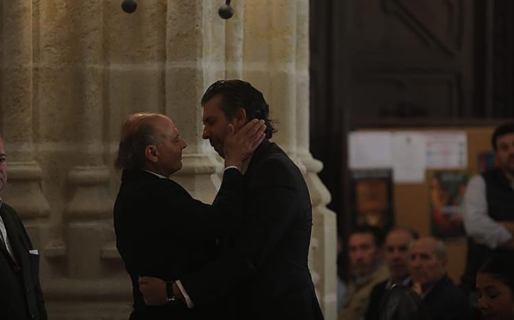 Imagen principal - Palmas flamencas y arte taurino para despedir a Rafael de Paula: Jerez llora a su leyenda