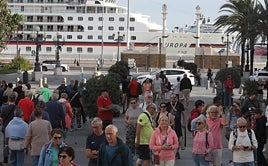 Imagen de turistas en el centro histórico de la ciudad.