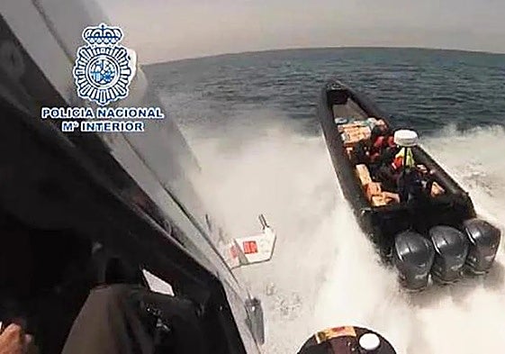 Persecución de una 'narcolancha' en el Estrecho de Gibraltar