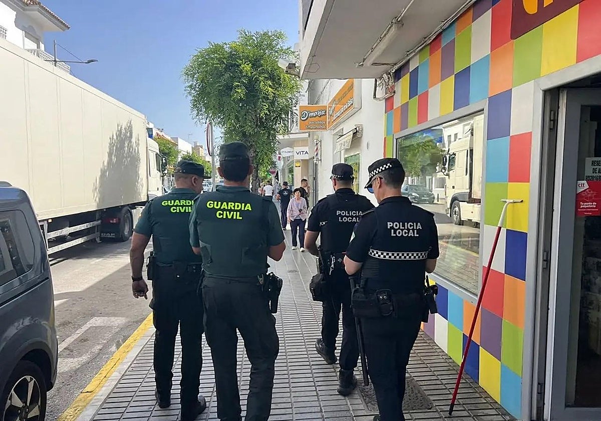 Doble acción policial en Barbate: detienen a un vendedor de droga en pleno Halloween y a un prófugo con ingreso en prisión