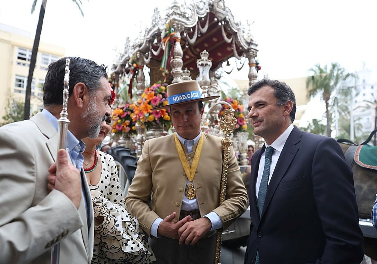 Montaño en el centro de la imagen, el día de la salida de su hermandad a la Aldea