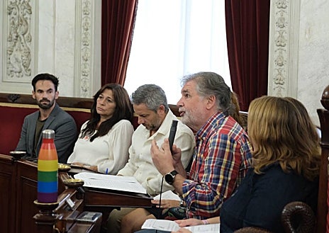 Imagen secundaria 1 - Maite González, Demetrio Quirós y José Ramón Ortega han debatido durante el pleno