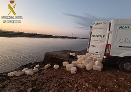 Petacas de gasolina tiradas en Chiclana tras una persecución.