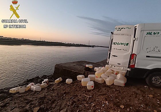 Petacas de gasolina tiradas en Chiclana tras una persecución.