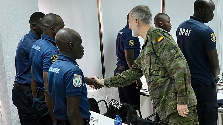 Felipe VI saluda a miembros de la Gendarmerie