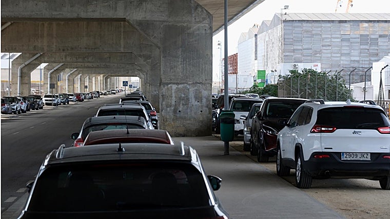 Los coches invaden las aceras del polígono