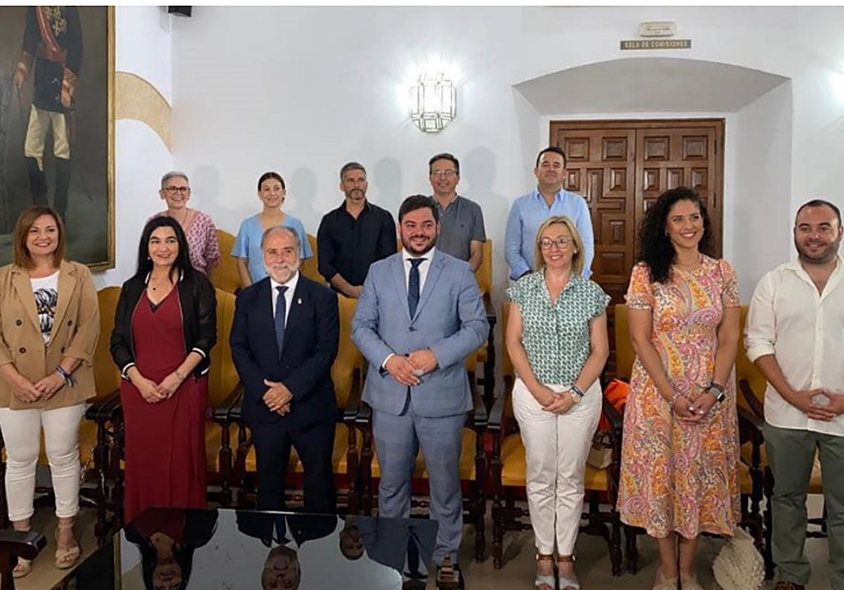 Concejales del PP de Arcos y Aipro tras firman un pacto de gobernabilidad en junio de 2023