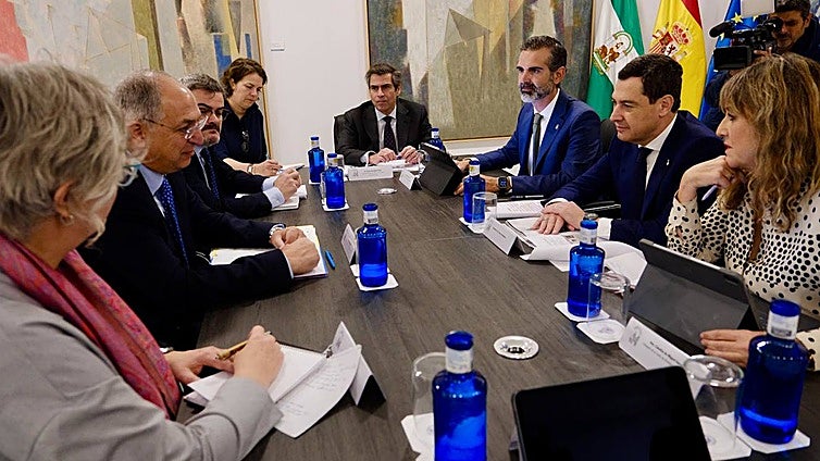 Juanma Moreno pide en Cádiz a Europa mejoras para el sector pesquero andaluz