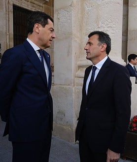 Imagen secundaria 2 - Encuentro entre Juanma Moreno y el comisario Costas Kadis