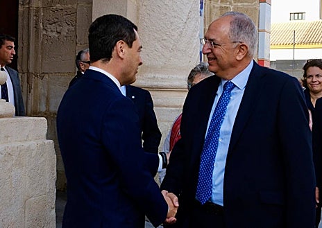 Imagen secundaria 1 - Encuentro entre Juanma Moreno y el comisario Costas Kadis