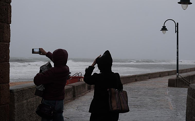 Imagen principal - La borrasca Claudia deja impactantes imágenes en Cádiz