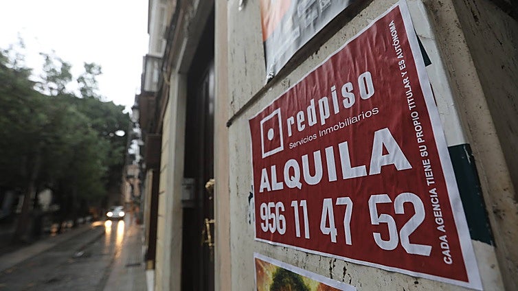 Hasta 30 personas compiten por cada vivienda de alquiler en Cádiz
