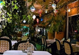 El restaurante de un pueblo de Cádiz en el que te sentirás como una criatura mágica: «Tiene una decoración encantada y cocina creativa»