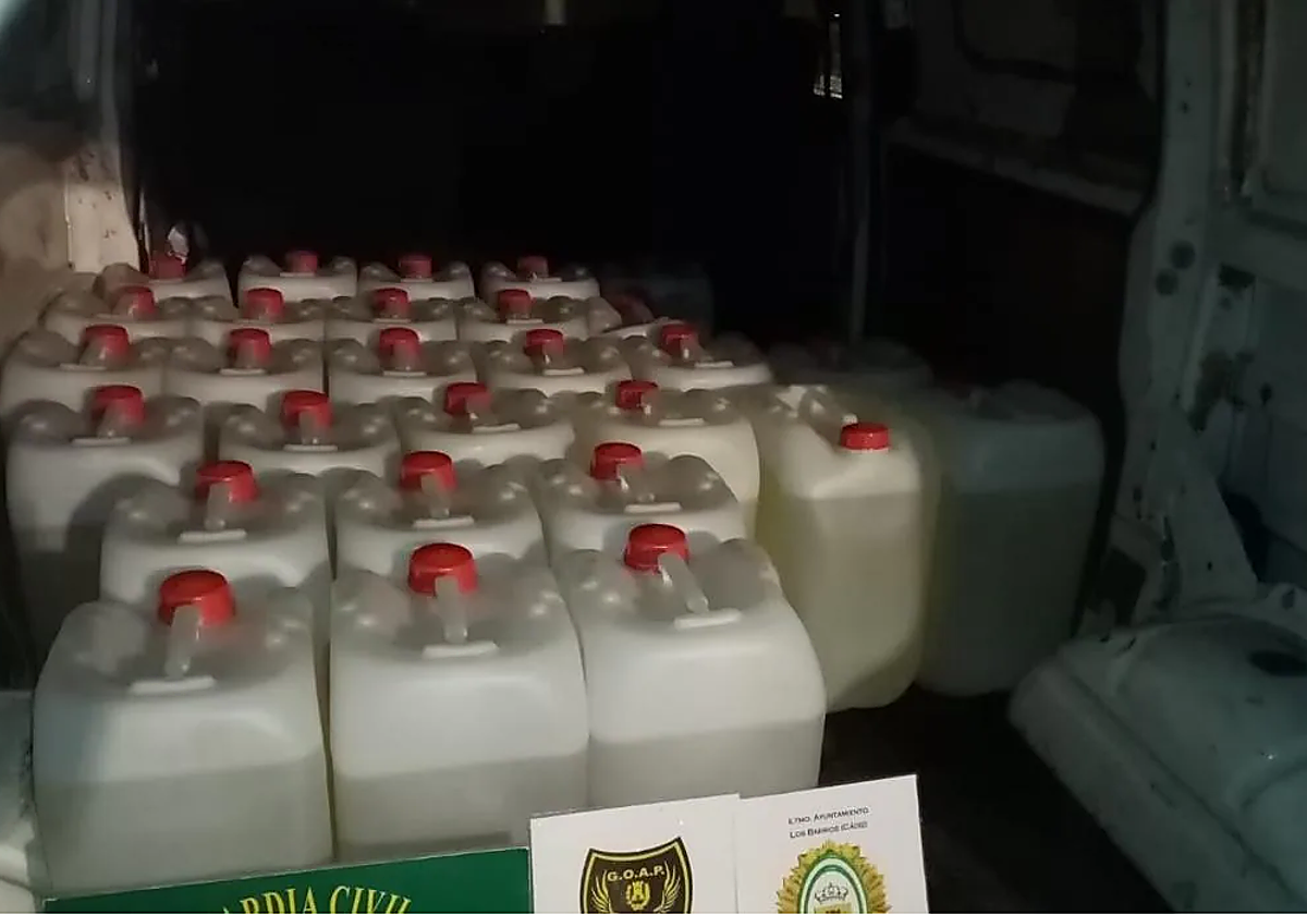 Imagen de petacas en las que habitualmente guardan el combustible