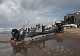Buscan en el mar a tres tripulantes de la narcolancha que ha aparecido varada en la playa de la Victoria de Cádiz