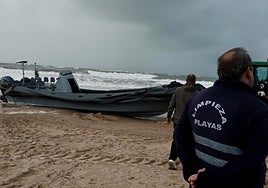 La borrasca Claudia arrincona al narco: aparece una neumática abandonada en la playa Victoria de Cádiz