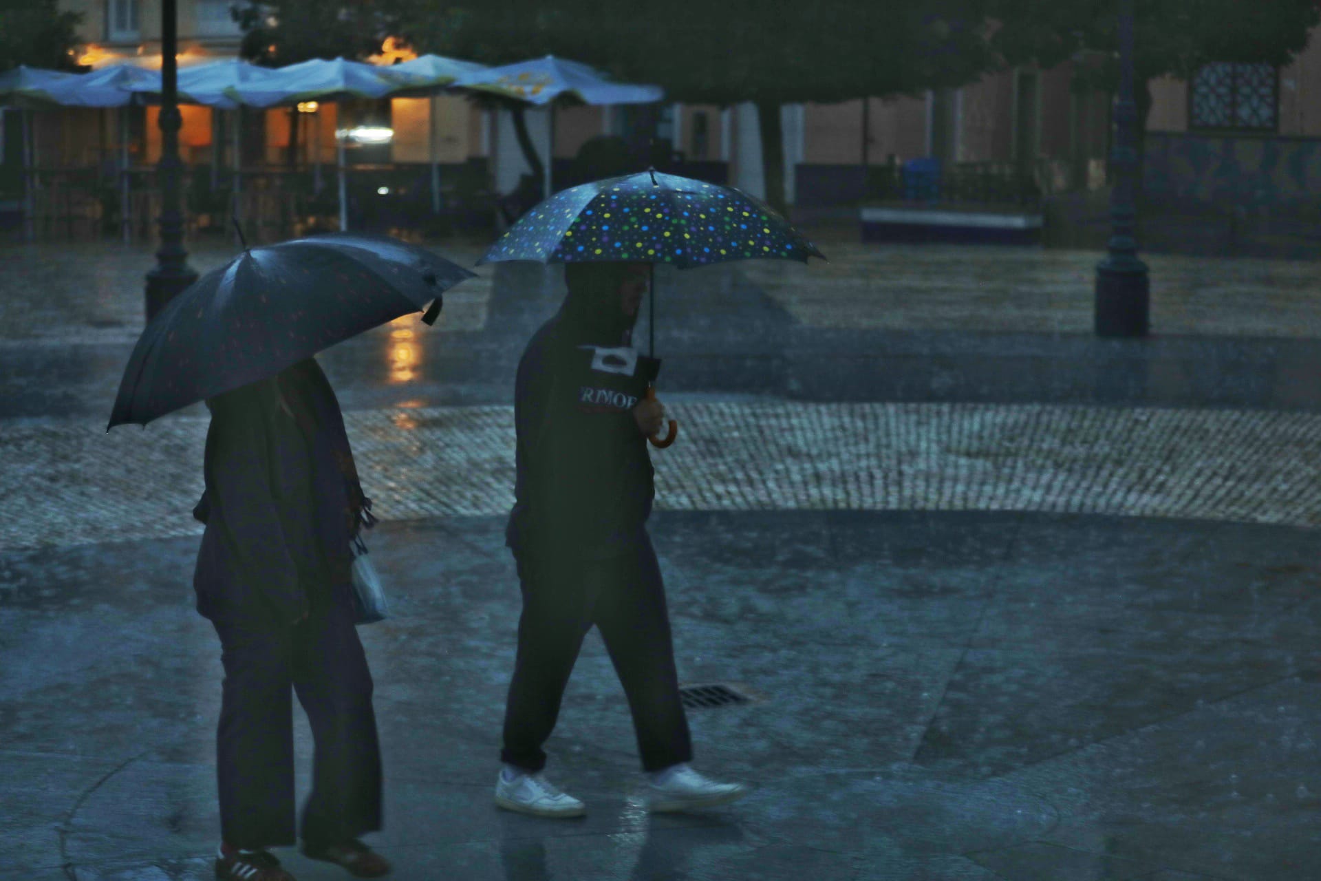 Imagen principal - La Aemet sube la alerta a naranja en Cádiz por lluvias el fin de semana: estas serán las peores horas
