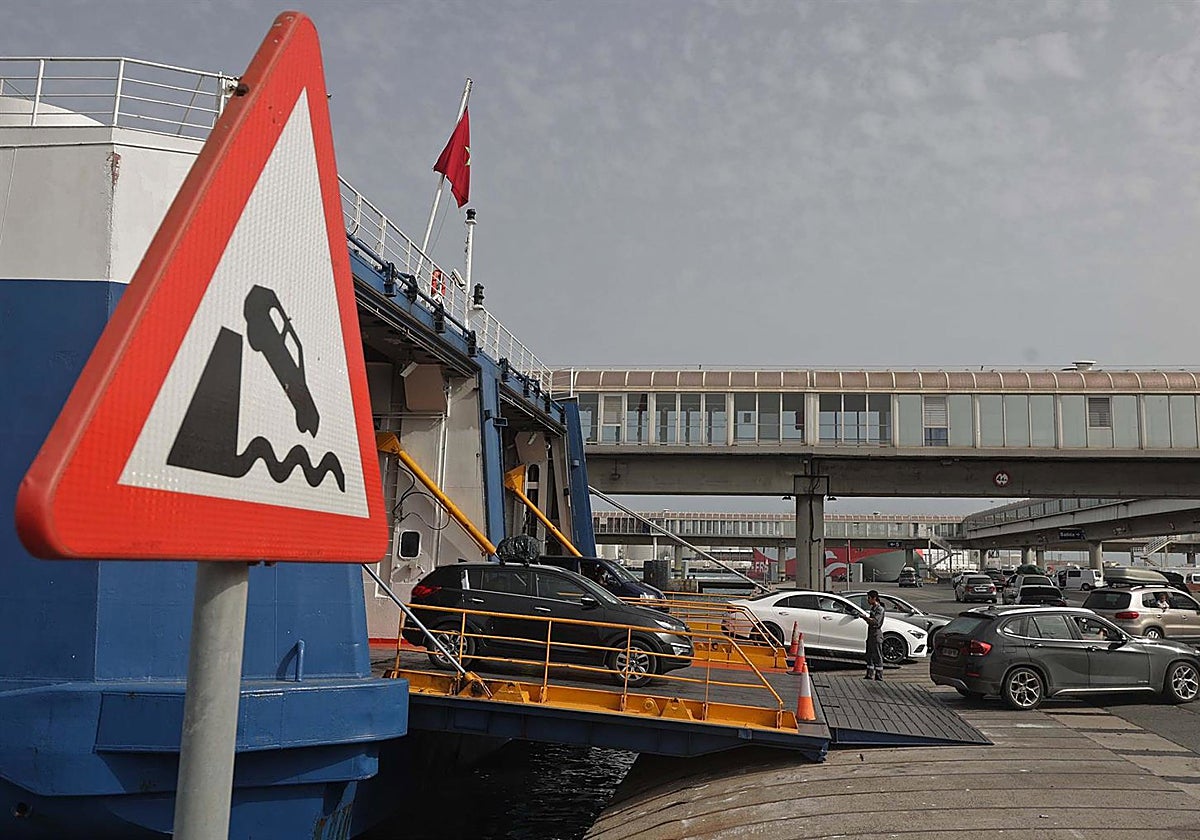 Numerosos vehículos salen del ferry para cruzar la frontera en el puerto de Algeciras.