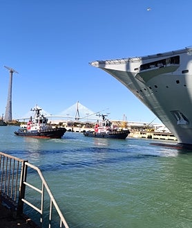 Imagen secundaria 2 - Distintas imágenes del portaeronaves abandonando el dique de Puerto Real