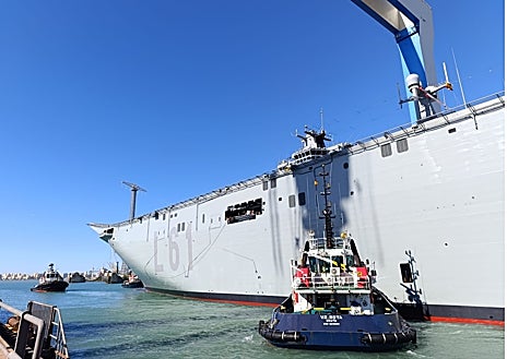 Imagen secundaria 1 - Distintas imágenes del portaeronaves abandonando el dique de Puerto Real