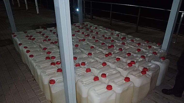 Se han incautado 107 garrafas de gasolina, equivalentes a unos 2.675 litros de combustible