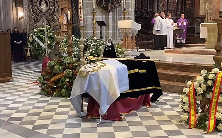 Imagen principal - El Rey emérito Juan Carlos I rinde homenaje al ganadero jerezano Álvaro Domecq Romero con una corona de flores