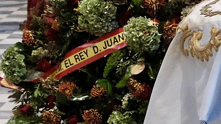 El Rey emérito Juan Carlos I rinde homenaje al ganadero jerezano Álvaro Domecq Romero con una corona de flores