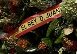 El Rey emérito Juan Carlos I rinde homenaje al ganadero jerezano Álvaro Domecq Romero con una corona de flores