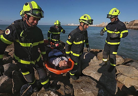 Bomberos actúan en el simulacro de maremoto en Cádiz