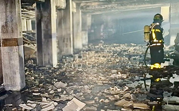 Imagen principal - Así ha quedado el garaje calcinado en Puerto Real