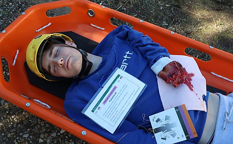 Imagen principal - Los bomberos rescatan a los heridos