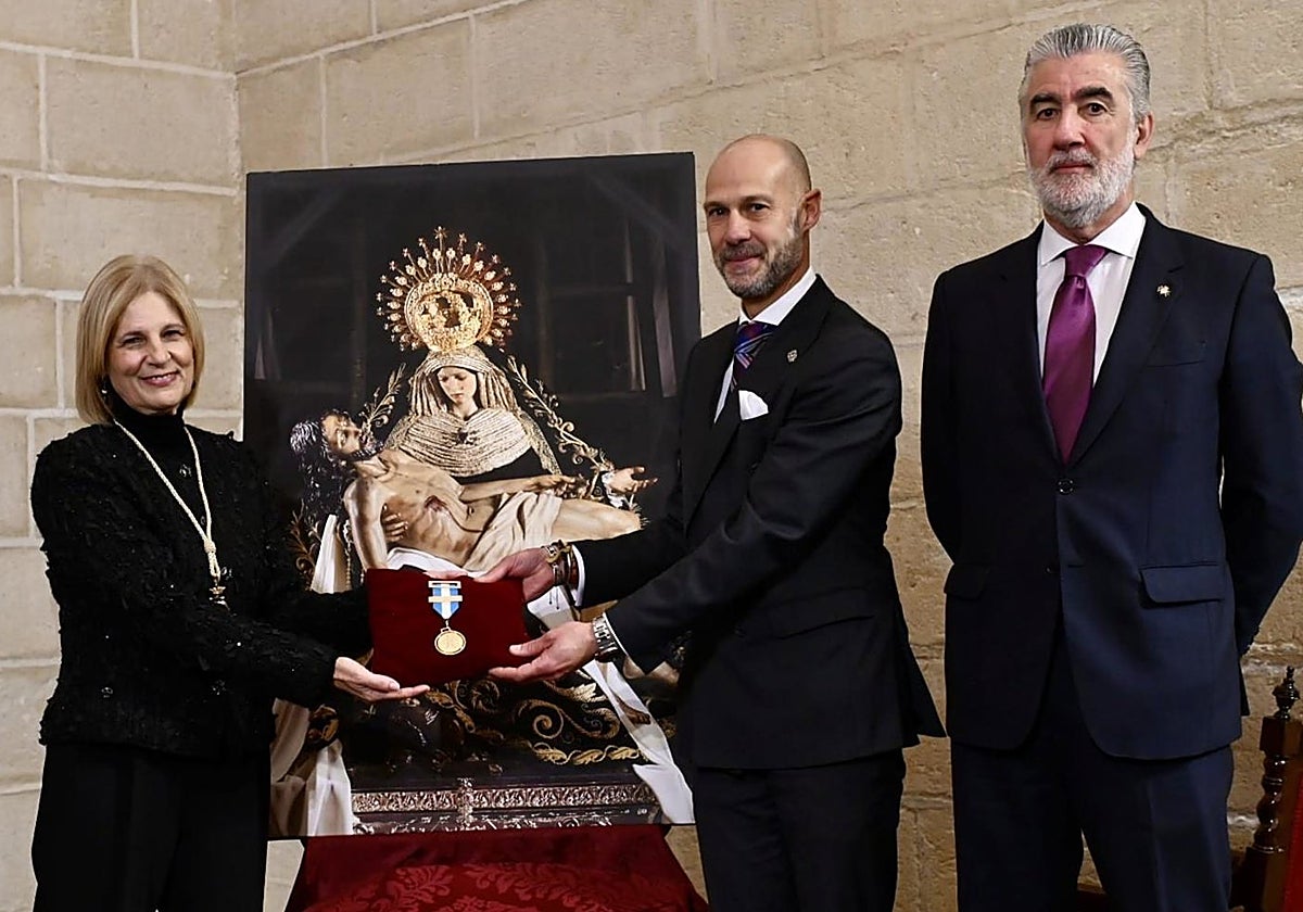 La alcaldesa entrega la Medalla de Oro de Jerez a la Virgen de Las Angustias
