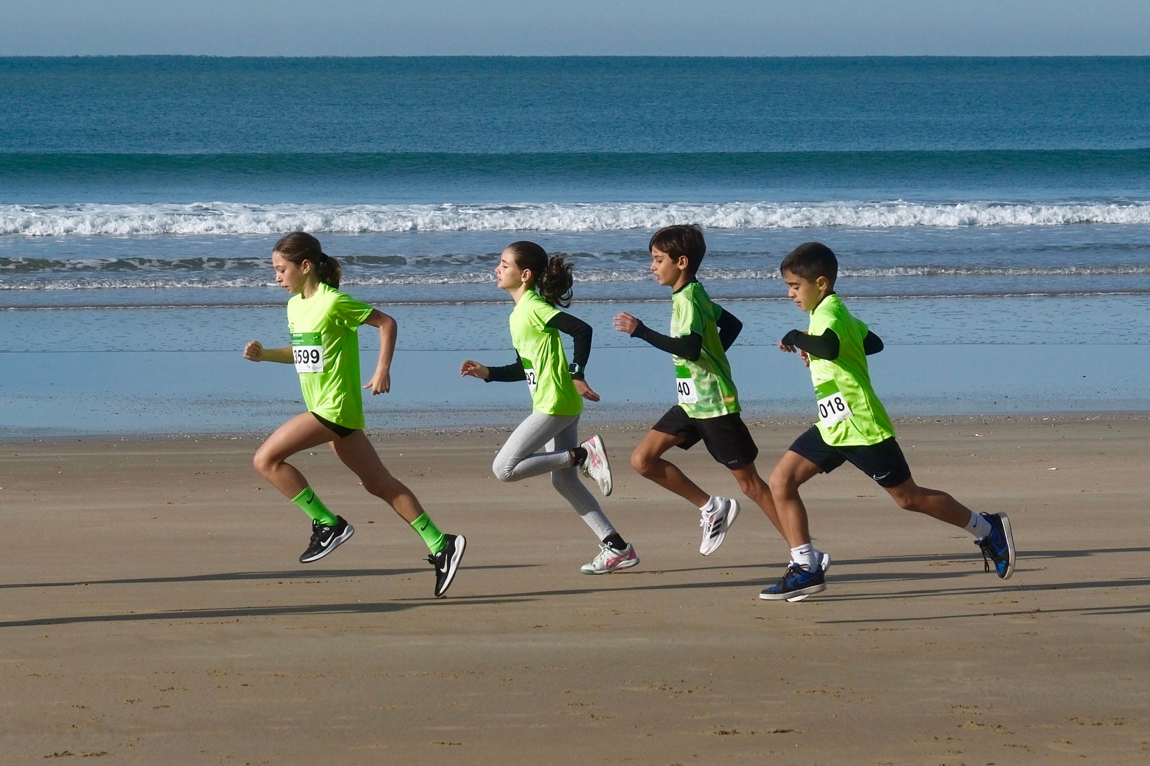 Más de 5.000 personas participan en la XI Carrera Cádiz en Marcha Contra el Cáncer