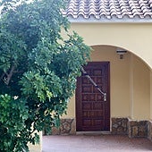 Puerta de la vivienda precintada