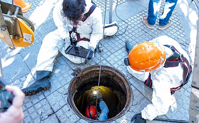 Imagen principal - Aguas de Cádiz utiliza un dron para controlar el estado de los colectores