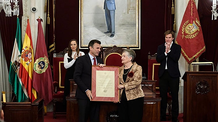 El alcalde de Cádiz, Bruno García, hace entrega del premio a la asociación.