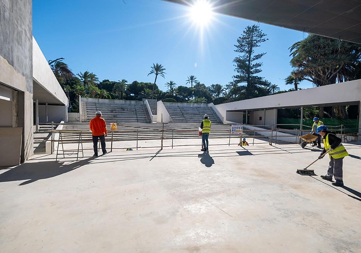 Trabajadores en el Teatro del Parque, antiguo Pemán