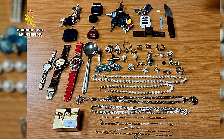 Imagen principal - Fin a la oleada de robos en Villamartín: dos hermanos entre los tres toxicómanos detenidos por robar a personas mayores