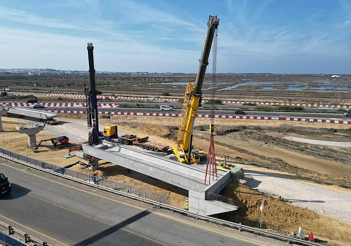 Izado de estructuras para un paso elevado en la reordenación del Nudo de Tres Caminos