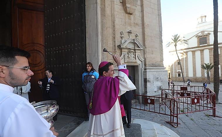 Imagen principal - «Cádiz será un regalo para mí»: Monseñor Valdivia comienza su etapa transitoria al frente de la diócesis