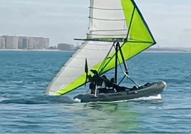 Cae al agua cuando intentaba cruzar la Bahía de Cádiz con una zódiac voladora: una hinchable con un motor y un ala-delta