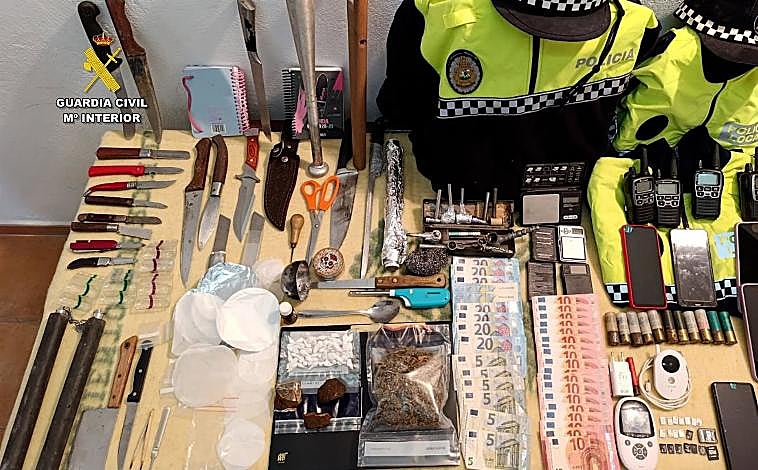 Imagen principal - Narcopisos en pleno casco urbano de Medina: detenido un clan que distribuía cocaína, heroína y hachís las 24 horas