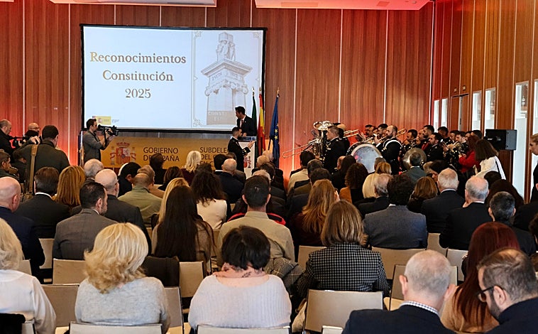 Imagen principal - Subdelegación entrega los reconocimientos por el 47 aniversario de la Constitución: «Materializan los derechos y logros de nuestro país»