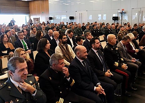 Imagen secundaria 1 - Subdelegación entrega los reconocimientos por el 47 aniversario de la Constitución: «Materializan los derechos y logros de nuestro país»