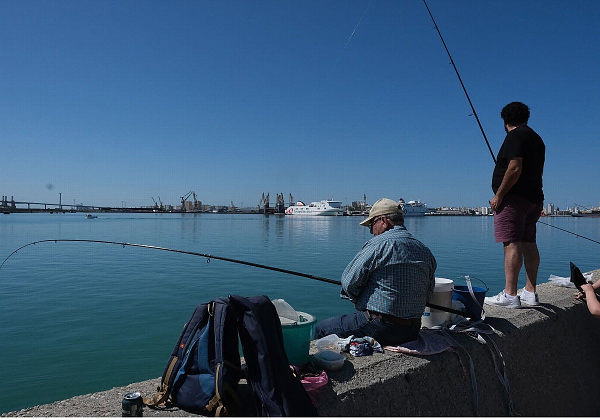 Dos pescadores gaditanos de pesca recreativa