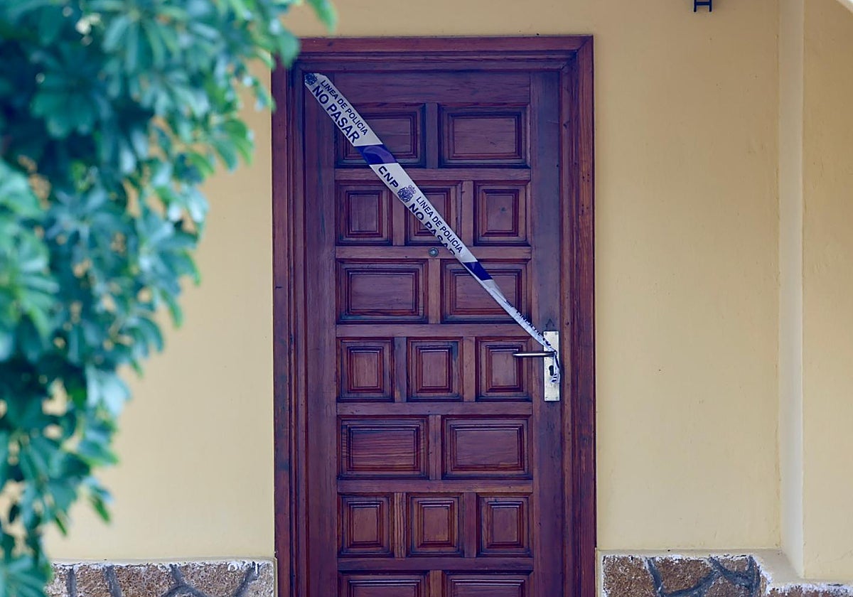 Puerta de la casa donde se encontró el cuerpo sin vida de Mabel. Vídeo: Los detenidos son trasladados a la comisaría.