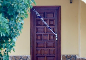 Puerta de la casa donde se encontró el cuerpo sin vida de Mabel. Vídeo: Los detenidos son trasladados a la comisaría.